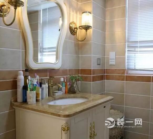 华丽的欧式家具,沙发背景用线条勾勒造型,中间点缀一对金边的装饰画,跟济南装修网一起来欣赏效果图吧。 从客厅望向餐厅,吊顶全部用描金的雕花线条做造型。 黑白搭配的仿大理石瓷砖在水晶灯的照耀下亮丽。 厨房用了深浅亮色的仿古砖搭配铺贴。 主卧采用淡淡的紫色调,侧面的门洞通往衣帽间和主卫。 儿童房靠窗位置定做了写字台,两侧的高柜增加了收纳功能。 还有一个单独的小房间做成了棋牌室。 卫浴洗手台。 135平欧式奢华新古典,济南装修网设计师在家里搞个棋牌室,真的是太妙了。
